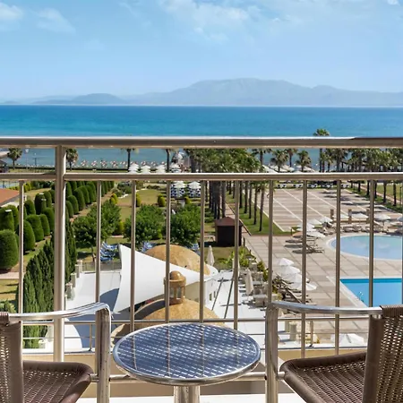 リゾート ラディソン ブルー ＆ スパ チェシメ